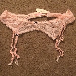 NWT Victoria’s Secret lace garter belt m/l